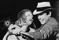 Na snímku herci Faye Dunaway a Warren Beatty jako světoznámá milenecká zabijácká dvojice Bonnie a Clyde.