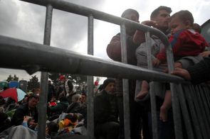 Migranti uvázlí na hranici Řecka a Makedonie.