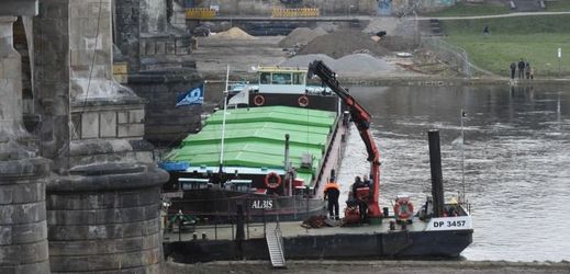 Na snímku česká loď, která zablokovala labskou vodní cestu v Drážďanech.