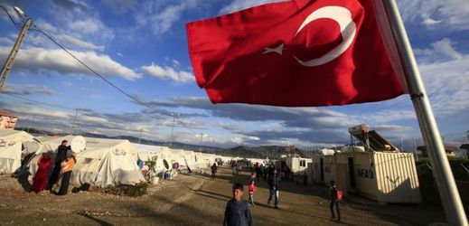 Turecká vlajka vlaje v uprchlickém táboře syrských uprchlíků v Islahiye, provincii Gaziantep v jihovýchodním Turecku.
