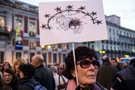 Ve španělském Madridu protestovaly tisíce lidí proti návrhu dohody o uprchlících mezi EU a Tureckem.