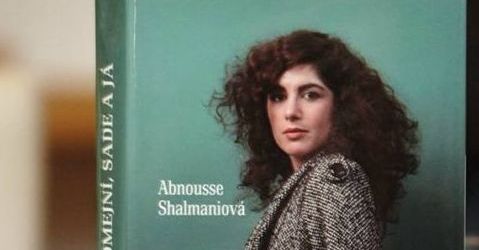 V Teheránu osmdesátých let se šestiletá dívenka bouří proti povinnému nošení šátku. Na znamení vzpoury malá Abnousse proběhne nahá přes školní dvůr. Román Abnús Šalmaníové Chomejní, Sade a já. 