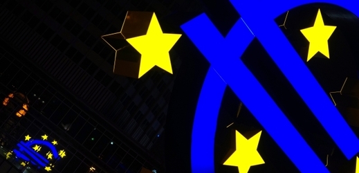 Znak eura před bývalou Evropskou centrální bankou ve Frankfurtu nad Mohanem.