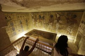 Pokud by se prokázalo, že Tutanchamonova hrobka skrývá i hrobku Nefertiti, šlo by o nejvýznamnější egyptský objet tohoto století.