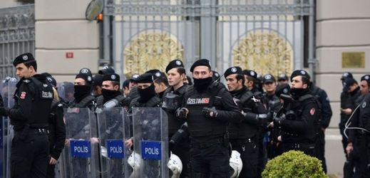 Policisté kvůli nedávným útokům v Ankaře hlídají místní německé velvyslanectví (ilustrační foto).