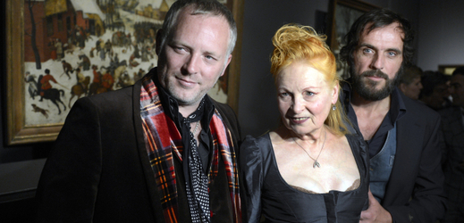Někdejší manažer Sex Pistols Malcolm McLaren a tvůrkyně punkového odívání Vivienne Westwoodové (vlevo) a jejich syn Joe Corre.