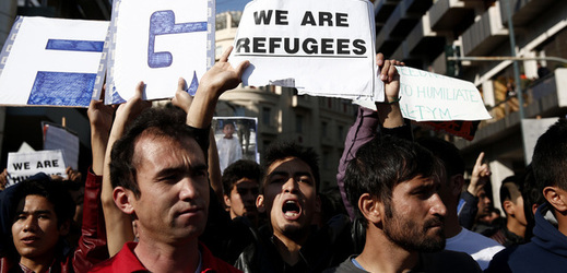 Tisíce lidí demonstrovaly na podporu migrantů v několika evropských městech. Na snímku jsou uprchlíci v Aténách.