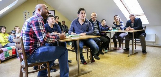 Křesťanští uprchlíci z Iráku, kteří před několika dny našli nový dočasný domov ve středisku Karmel ve Smilovicích na Frýdecko-Místecku, začali 25. února navštěvovat lekce českého jazyka.