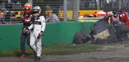 Fernando Alonso odchází po havárii od zničeného monopostu.