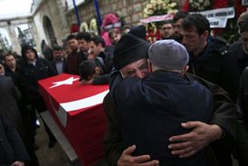 Pohřeb obětí teroristického útoku v Istanbulu.