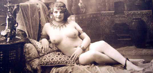 Erotická pohlednice z doby před sto lety.