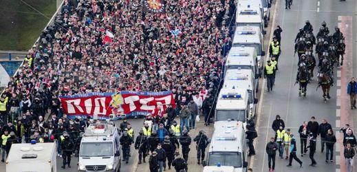 Příznivci fotbalového klubu SK Slavia Praha pochodovali před derby z pražského Edenu na Letnou.