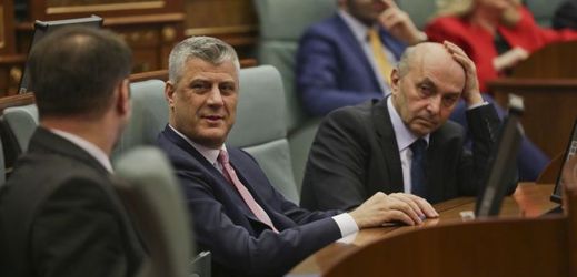 Kosovský premiér Isa Mustafa (na snímku vpravo) oznámil, že jeho bratr je mezi tisícovkami kosovských migrantů.