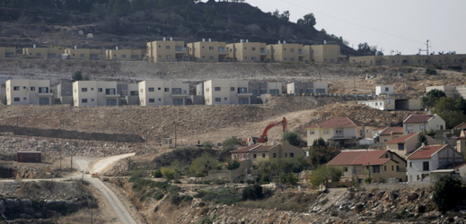 Podle předchozích mírových ujednání se má Západní břeh Jordánu stát palestinským státem. Izraelci zde ale stále stavějí.