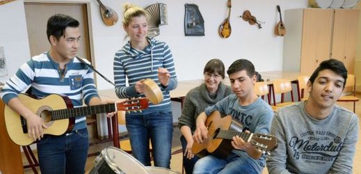 Němečtí žáci z řad migrantů se účastní školního hudebního projektu.