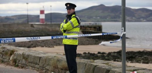 Irský policista stojí nedaleko místa nehody, při které se utopila pět lidí.