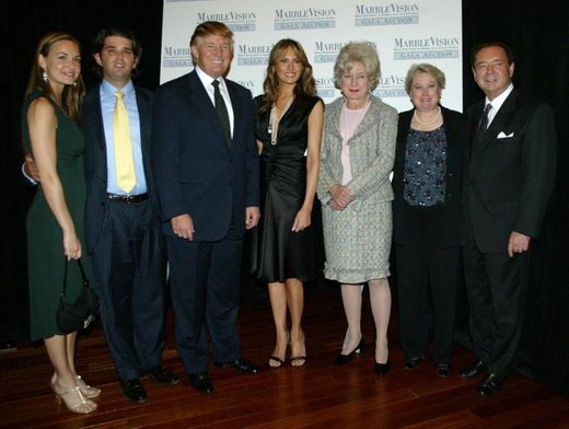 Trumpova rodina, sestra Donalda Trumpa je na fotce třetí zprava.
