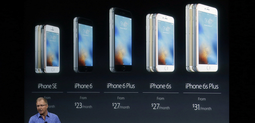 Vicepresident produktového marketingu Apple Greg Joswiak představuje iPhone SE.
