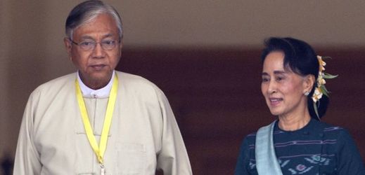 Nově zvolený barmský prezident (vlevo) s političkou Su Ťij.