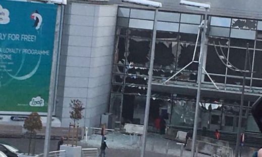 Budova bruselského letiště poničená výbuchem.