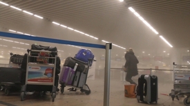 Letištní hala zavalená kouřem po útoku teroristů v Belgii.