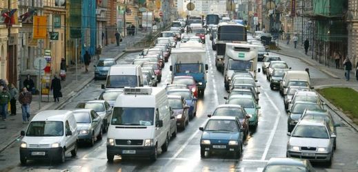 Ranní a odpolední dopravní špičky tvoří v Praze nekonečné kolony aut (ilustrační foto).