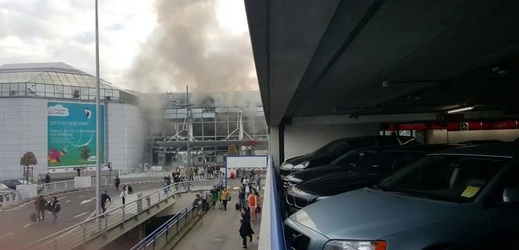 Exploze na letišti v Bruselu.