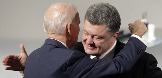 Americký viceprezident Joe Biden (vlevo) a ukrajinský prezident Petro Porošenko.