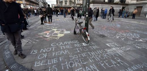 Vzkazy na chodník píší všichni, kdo chtějí vyjádřit svou solidaritu.