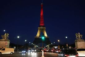 Eiffelova věž v belgických barvách.