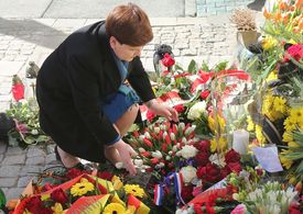 Premiérka pokládá květiny k uctění památky obětí útoků v Bruselu.