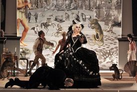 Snímek z představení Mozartovy Kouzelné flétny uvedené ve Stavovském divadle.