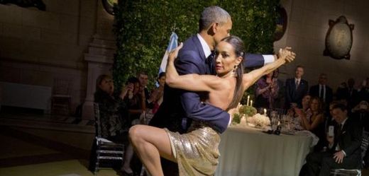 Americký prezident Barack Obama tančí tango s tanečnicí během státní večeře v Centru Cultural Kirchner v Buenos Aires v Argentině.