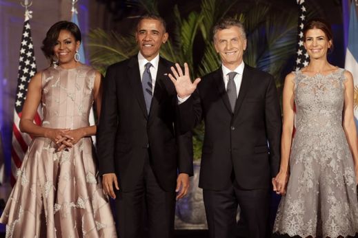 Argentinský prezident Mauricio Macri (druhý zprava) se představuje s prezidentem Barackem Obamou. Vlevo na snímku první dáma Michelle Obamová, vpravo argentinská první dáma Juliana Awada na státní večeři v Buenos Aires v Argentině.