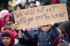 Nápis na transparentu hlásá: Nebudeme jíst, dokud neotevřete hranice. Snímek z řeckého uprchlického tábora Idomeni.
