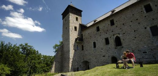 Gotický hrad Litice nad Orlicí byl založen v 13. století, za Václava II. se stal majetkem koruny.
