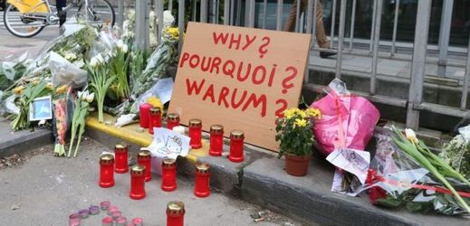 Pietní místo obětem teroristického útoku v Bruselu. Nápisy se trojjazyčně, nicméně jednohlasně, ptají: Proč?