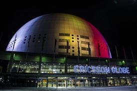 Aréna Ericsson Globe ve Stockholmu se rozsvítila v barvách belgické vlajky.