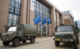 Parlamentní budovu v Bruselu stráží vojenské jednotky.