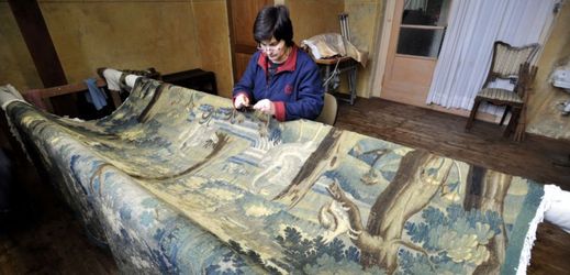 Gobelínová manufaktura ve Valašském Meziříčí zrestaurovala vzácný gobelín z Aubussonské dílny z Francie z roku 1700.