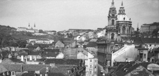 Pohled na Mosteckou ulici na Malé Straně z roku 1957. Vpravo vzadu věže chrámu sv.Mikuláše na Malé Straně, vlevo nahoře Památník písemnictví na Strahově, Strahovský klášter.