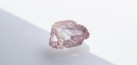Růžový diamant nalezený v dole Williamson v Tanzanii.