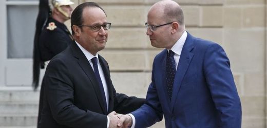Premiér Bohuslav Sobotka (ČSSD) a prezidentem Francie Françoisem Hollandem.