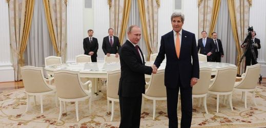Ruský prezident Vladimir Putin a americký ministr zahraničí John Kerry.