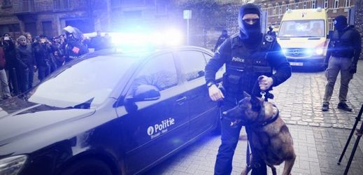 Policista nasazený při protiteroristickém zásahu ve Francii.