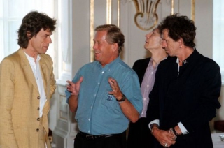 The Rolling Stones při první návštěvě Prahy s tehdejším prezidentem Václavem Havlem.