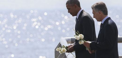 Prezident USA Barack Obama uctívá oběti režimu u řeky Rio de la Plata.