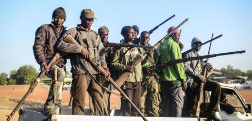 Armádě v boji s Boko Haram pomáhali i místní lovci zvaní Vigilantes (ilustrační foto).