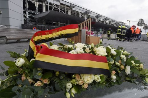 Uctění památky obětí bruselských útoků na letišti.