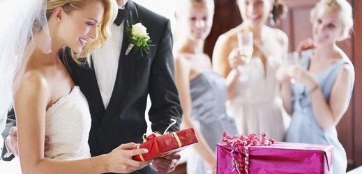Mladé páry již nestojí o svatební dary jako jsou mixéry či hrnce (ilustrační foto).